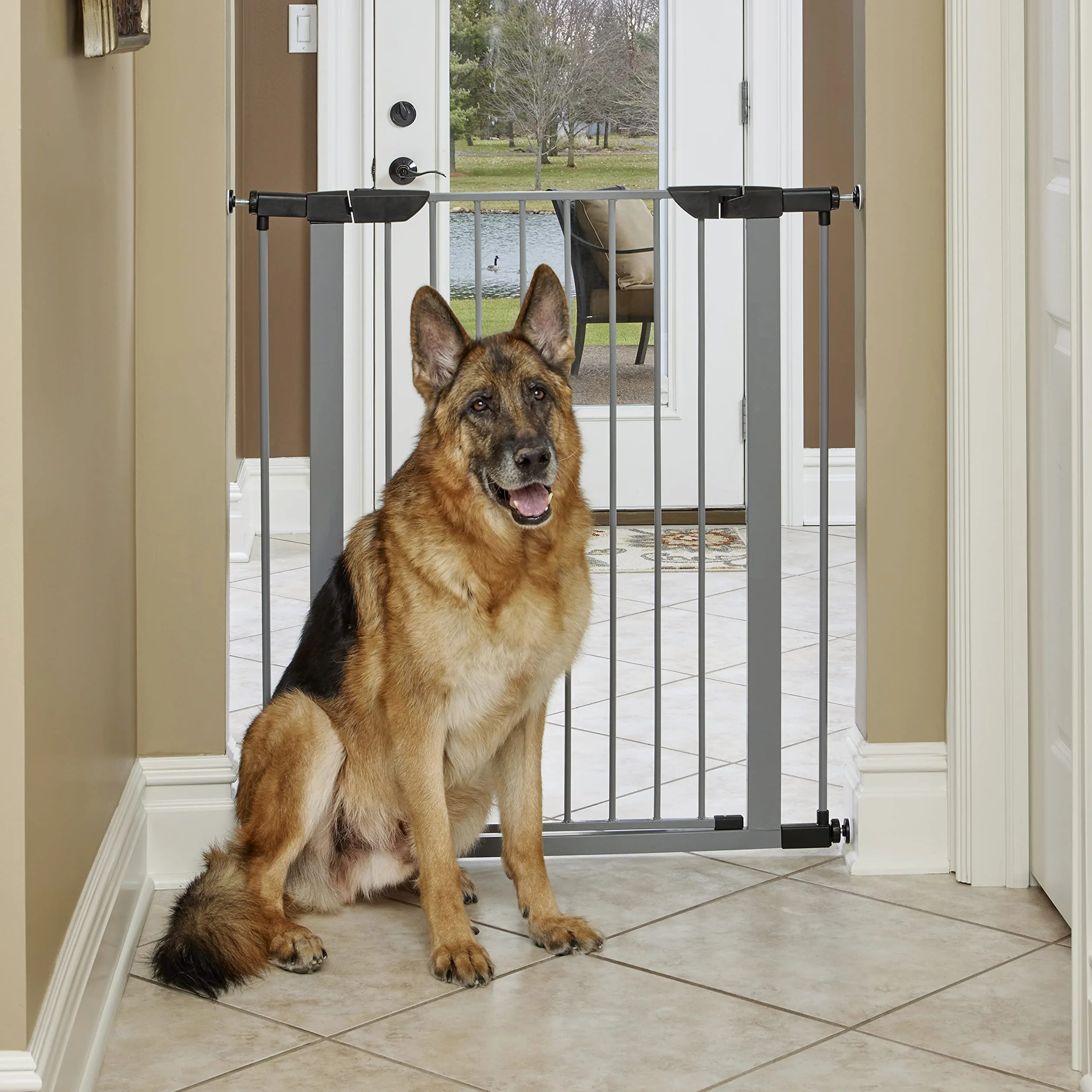 New World - Puerta de acero para mascotas de 99 cm de alto, se expande a 96,5 cm de ancho, incluye extensiones de 7,6 cm, gris claro, no daña las paredes, para mascotas pequeñas y medianas