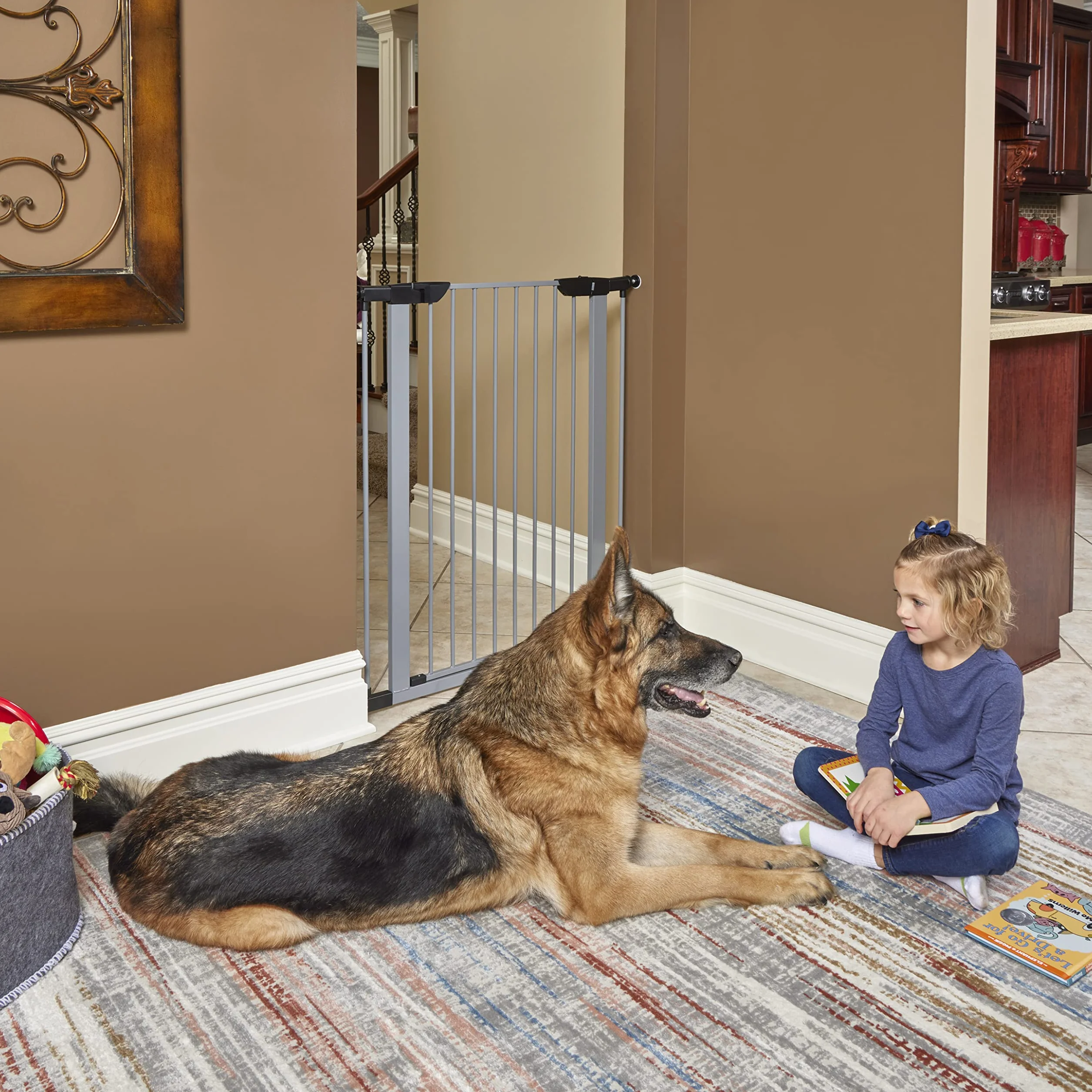 New World - Puerta de acero para mascotas de 99 cm de alto, se expande a 96,5 cm de ancho, incluye extensiones de 7,6 cm, gris claro, no daña las paredes, para mascotas pequeñas y medianas