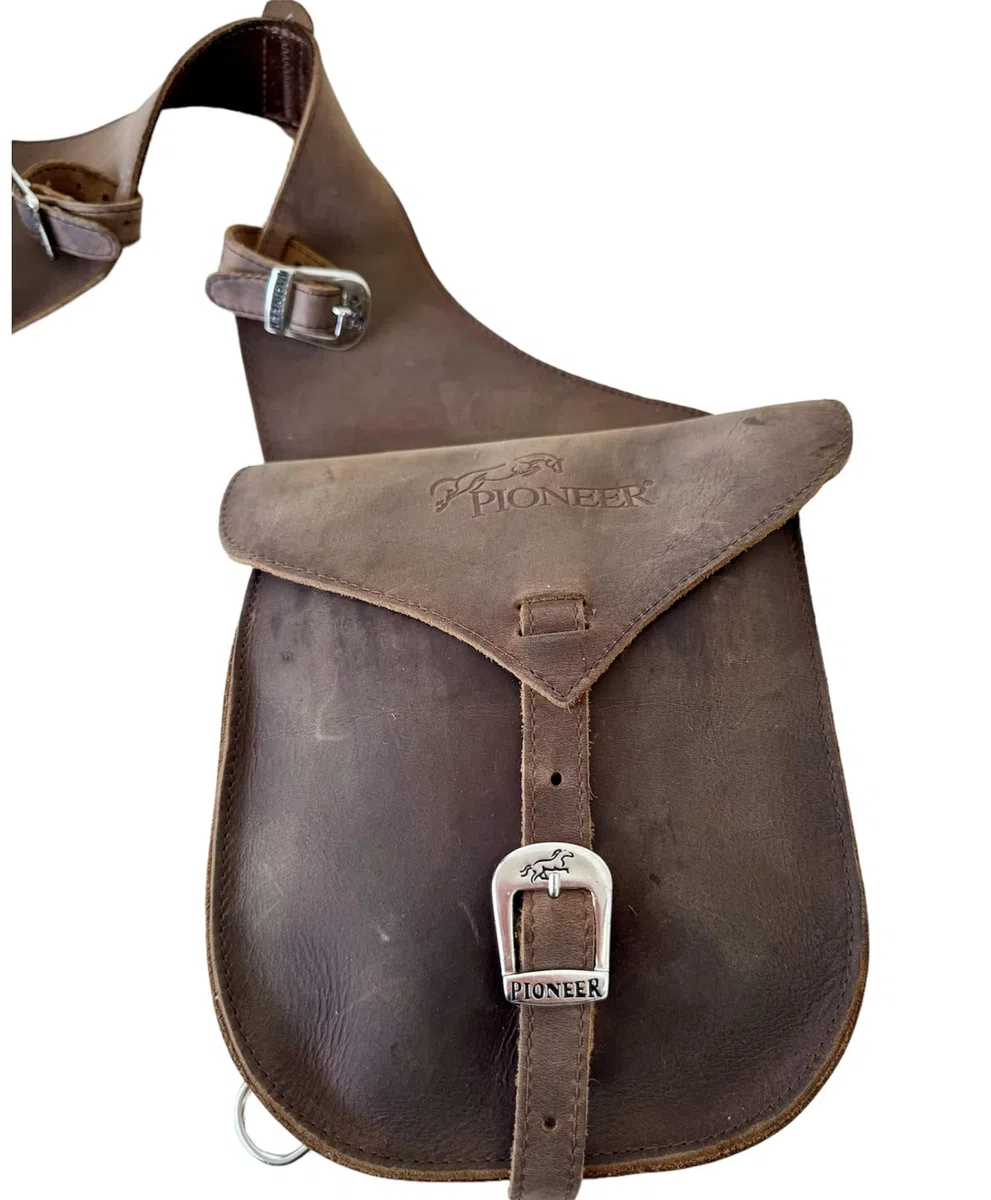PIONEER Bolsas de Silla de Montar para Caballos en Cuero – Ideales para Equitación, Trekking y Paseos a Caballo – Diseño Trasero en Forma de Banana – Resistentes y Cómodas - Marrón
