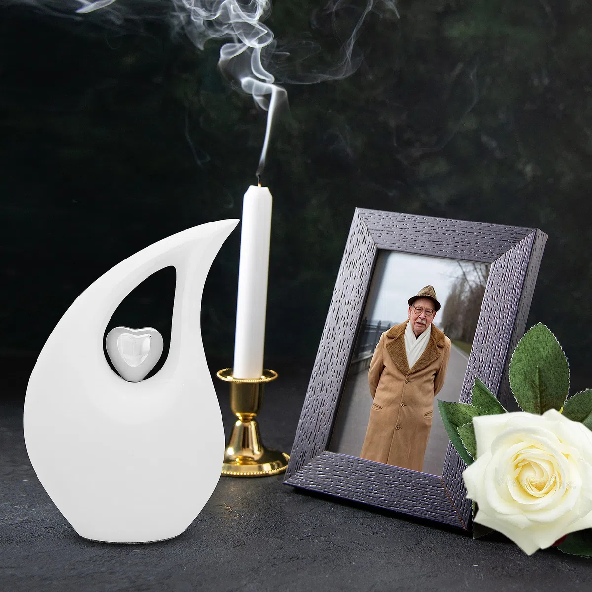 Urnas Medianas con Forma de lágrima Blanca para Cenizas humanas con corazón Plateado (6 Pulgadas de Altura) -Urna para Mascotas pequeñas, Blanco Mate