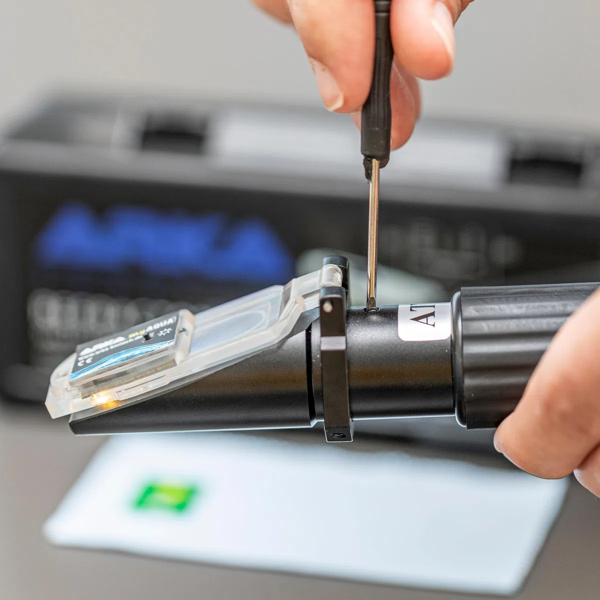 ARKA Refractómetro - Medidor preciso de la salinidad y la Densidad en acuarios de Agua Salada, Incl. Ecualizador de luz y Temperatura LED, indispensable para un Acuario Sano