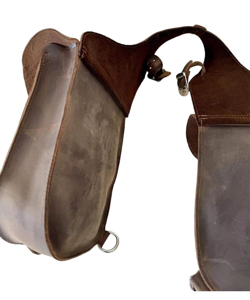 PIONEER Bolsas de Silla de Montar para Caballos en Cuero – Ideales para Equitación, Trekking y Paseos a Caballo – Diseño Trasero en Forma de Banana – Resistentes y Cómodas - Marrón
