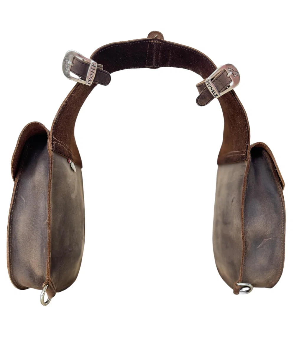 PIONEER Bolsas de Silla de Montar para Caballos en Cuero – Ideales para Equitación, Trekking y Paseos a Caballo – Diseño Trasero en Forma de Banana – Resistentes y Cómodas - Marrón