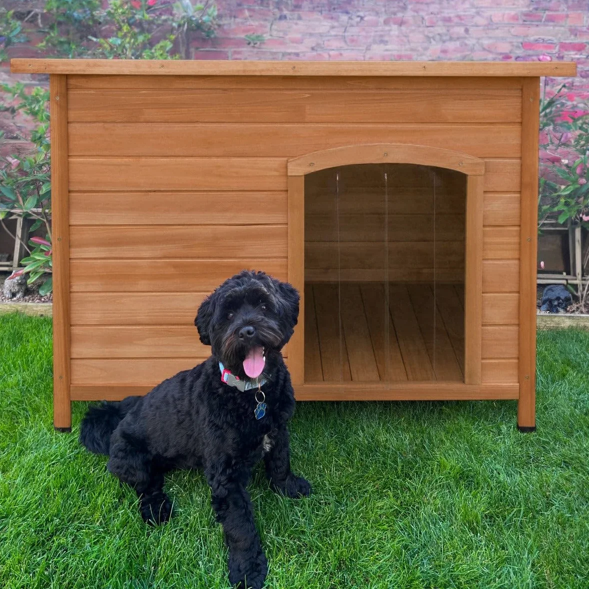 Perrera de Madera Mediana para Perros Exterior e Interior con Techo Impermeable, Base Elevada 5 cm y Ventilación – Caseta de Abeto Resistente a la Intemperie con Puerta – Marrón