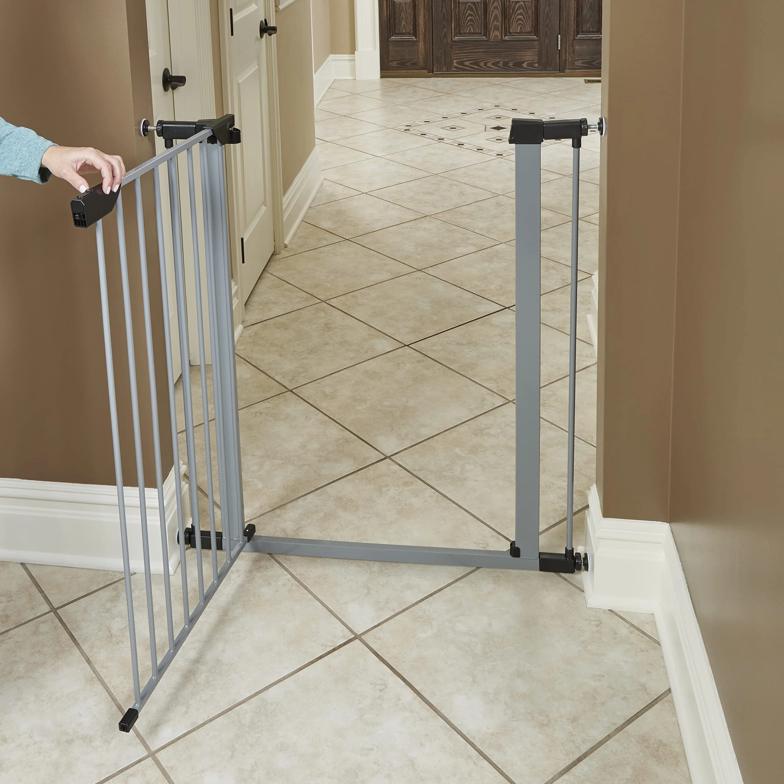 New World - Puerta de acero para mascotas de 99 cm de alto, se expande a 96,5 cm de ancho, incluye extensiones de 7,6 cm, gris claro, no daña las paredes, para mascotas pequeñas y medianas